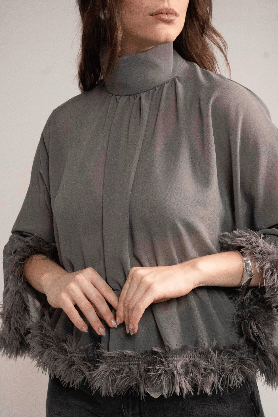 BLUSA FLUIDA ACINTURADA COM PLUMAS CINZA COLCCI BLUSA FLUIDA ACINTURADA COM PLUMAS CINZA COLCCI
