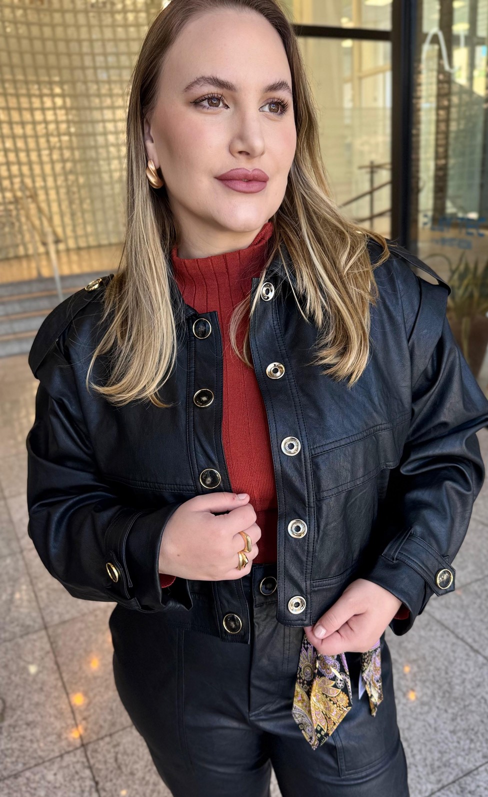 JAQUETA AJUSTADA PU PRETA MORANA ROSA