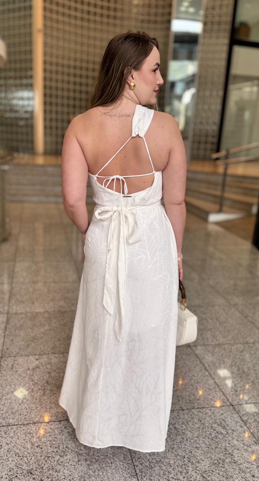 VESTIDO SOLTO UM OMBRO SO MIDI OFF WHITE MORENA ROSA VESTIDO SOLTO UM OMBRO SO MIDI OFF WHITE MORENA ROSA