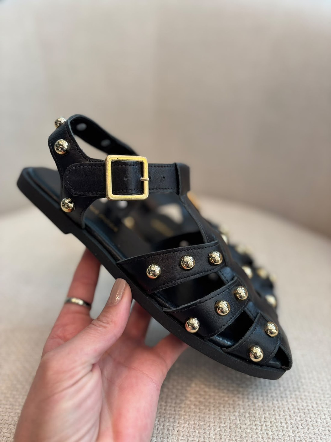 SANDALIA RASTEIRA DETALHE TACHAS PRETO MORENA ROSA SANDALIA RASTEIRA DETALHE TACHAS PRETO MORENA ROSA