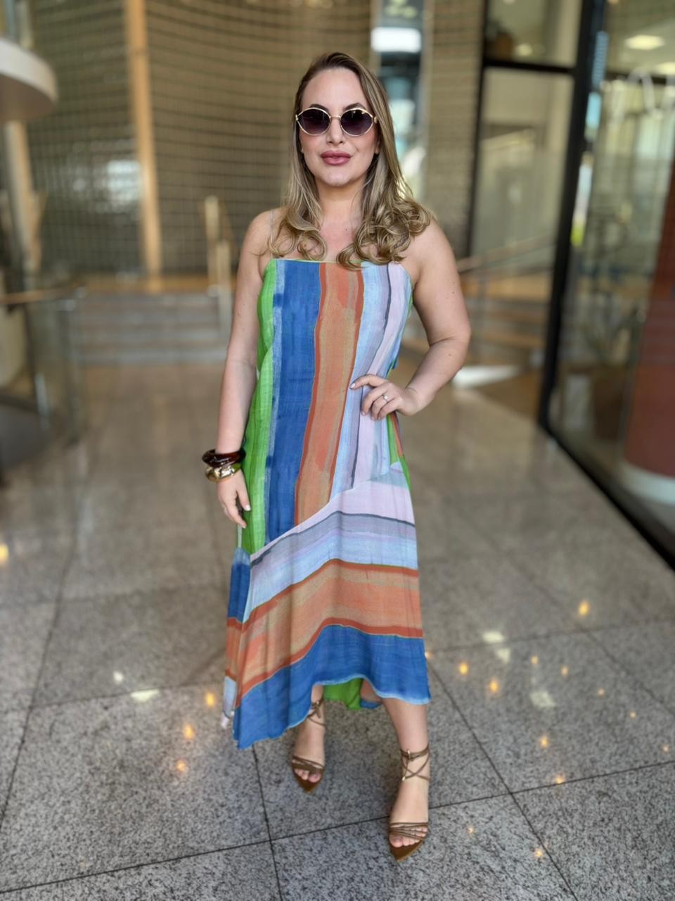 VESTIDO DE GEORGETTE PESADO MIDI ESTAMPADO DECOTE RETO