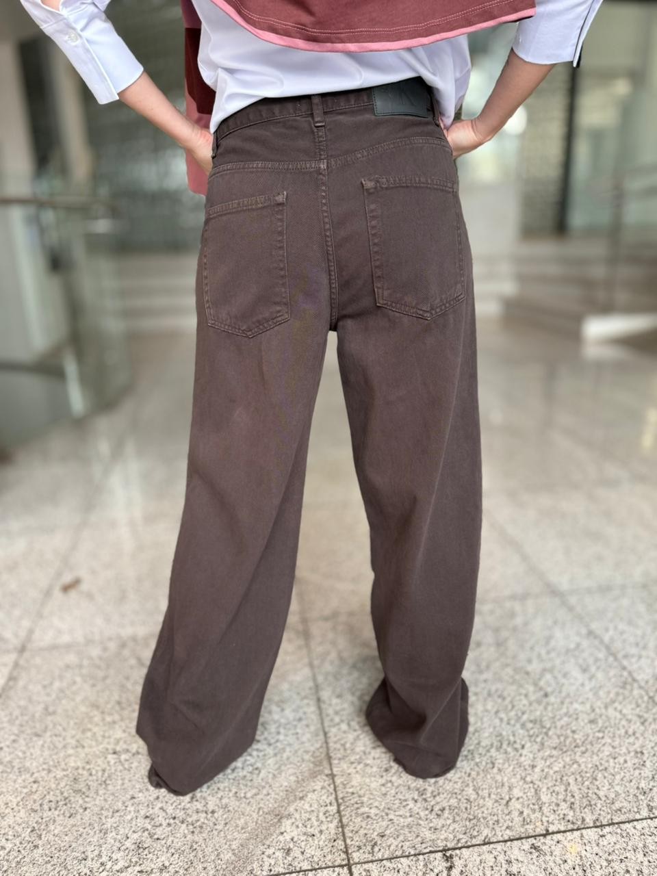 CALCA COLOR BAGGY BOLSO FACA MARROM CALVIN KLEIN