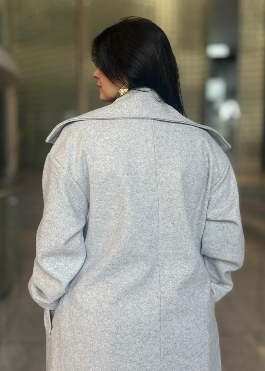 TRENCH COAT ALONGADO COM FAIXA CINZA LANÇA PERFUME TRENCH COAT ALONGADO COM FAIXA CINZA LANÇA PERFUME
