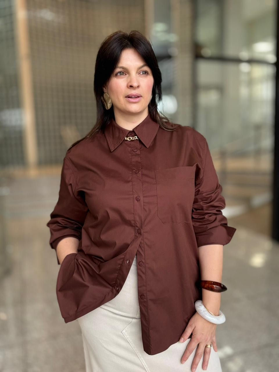 CAMISA AJUSTADA GOLA TRADICIONAL MARROM MORENA ROSA CAMISA AJUSTADA GOLA TRADICIONAL MARROM MORENA ROSA