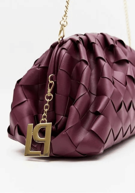 BOLSA CLUTCH COM ENFEITE E PINGENTE VINHO LANÇA PERUME BOLSA CLUTCH COM ENFEITE E PINGENTE VINHO LANÇA PERUME