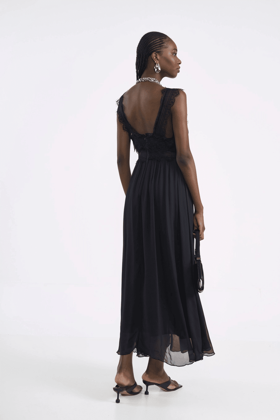 VESTIDO SOLTO COM DETALHES EM RENDA PRETO COLCCI VESTIDO SOLTO COM DETALHES EM RENDA PRETO COLCCI