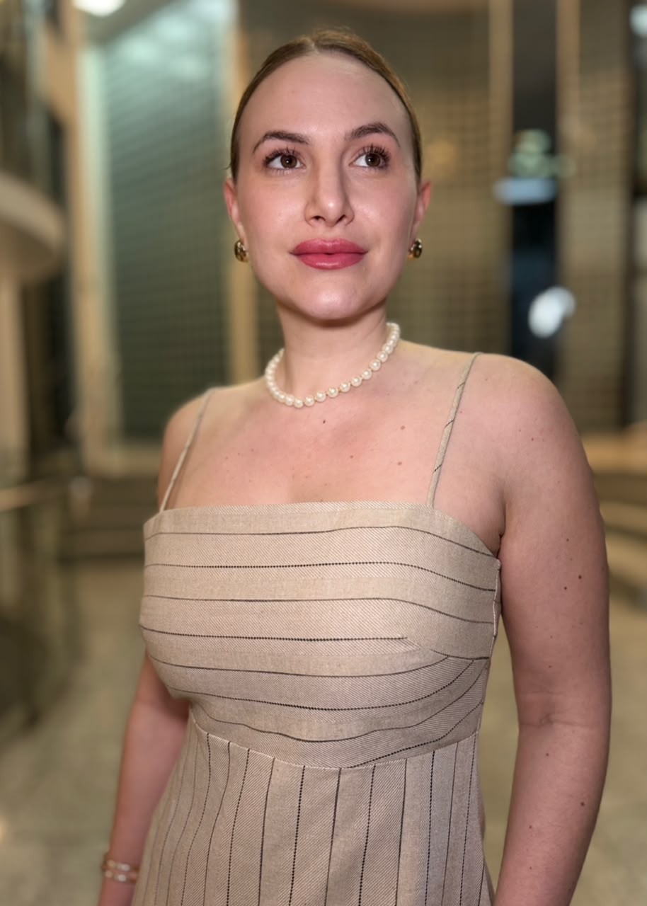 VESTIDO AJUSTADO DECOTE RETO COM ALCA CURTO KHAKI MORENA ROSA VESTIDO AJUSTADO DECOTE RETO COM ALCA CURTO KHAKI MORENA ROSA