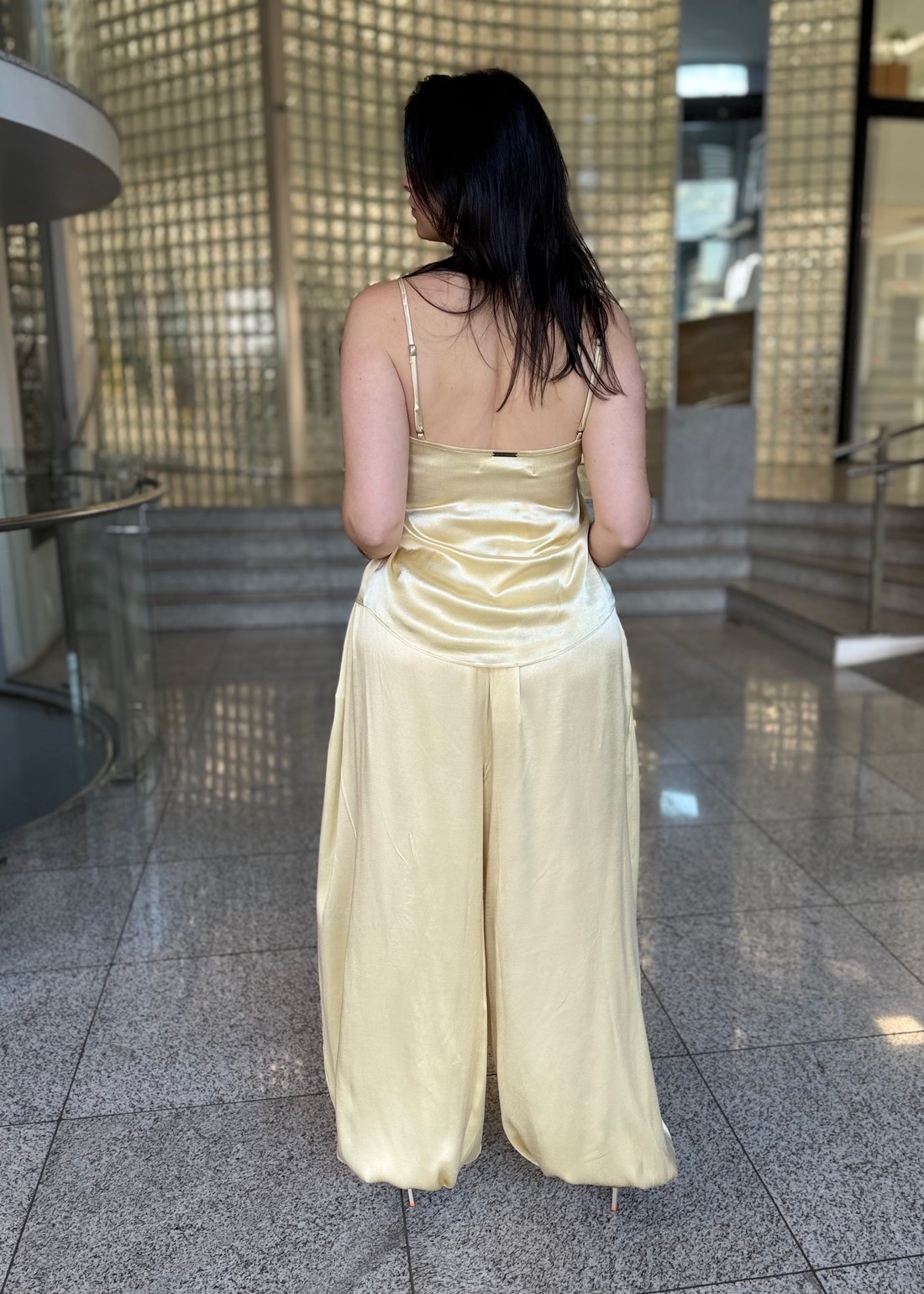 CALCA BALLON CINTURA ALTA ACETINADA AMARELO CLARO LANÇA PERFUME CALCA BALLON CINTURA ALTA ACETINADA AMARELO CLARO LANÇA PERFUME