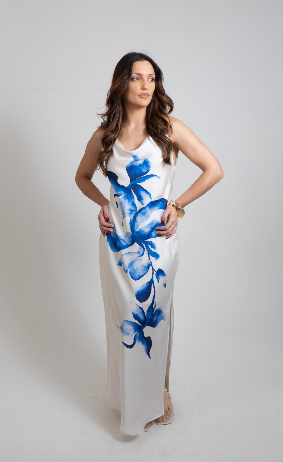 VESTIDO SOLTO DECOTE V COM ALCA LONGO MORENA ROSA VESTIDO SOLTO DECOTE V COM ALCA LONGO MORENA ROSA