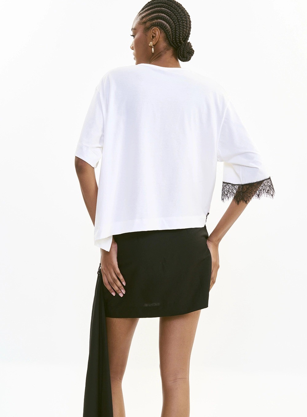 CAMISETA LOOSE ASSIMÉTRICA COM RENDA OFF SHELL COLCCI CAMISETA LOOSE ASSIMÉTRICA COM RENDA OFF SHELL COLCCI