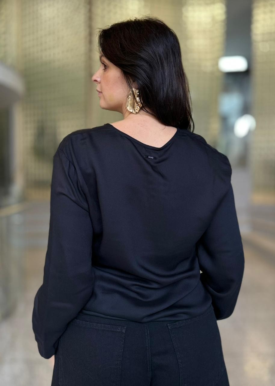 BLUSA RETA MANGA LONGA DETALHE FRONTAL FORUM BLUSA RETA MANGA LONGA DETALHE FRONTAL FORUM