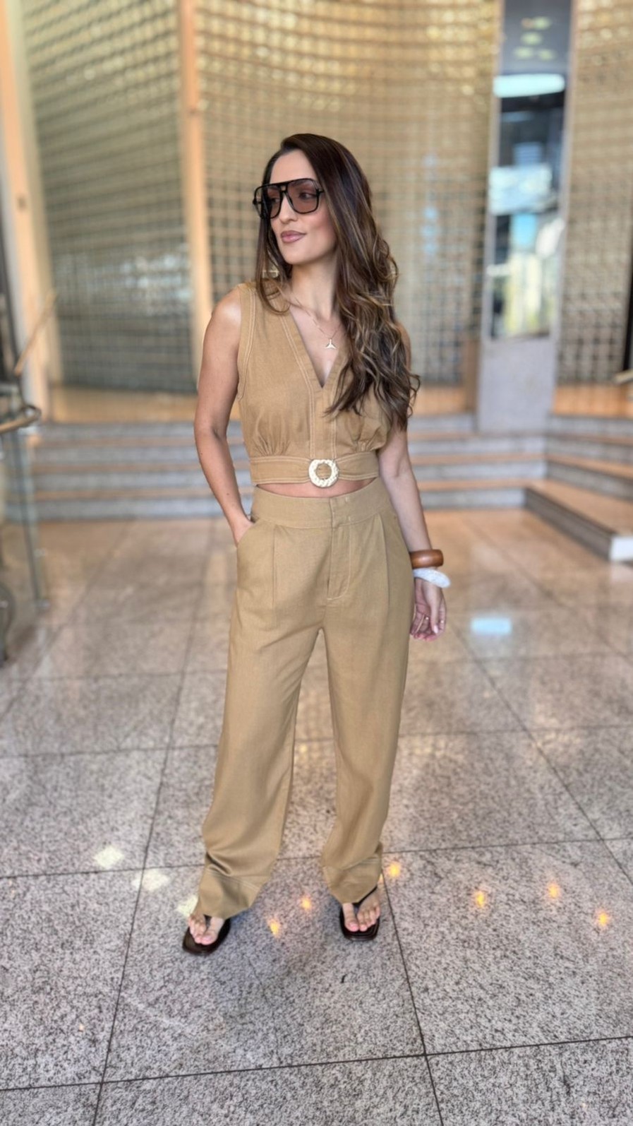 CALCA ALFAIATARIA COS ALTO DETALHE BARRA MORENA ROSA CALCA ALFAIATARIA COS ALTO DETALHE BARRA MORENA ROSA