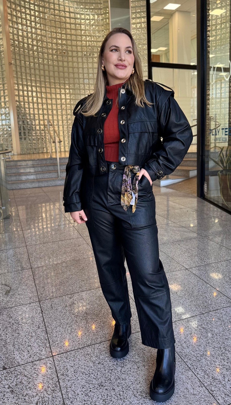 JAQUETA AJUSTADA PU PRETA MORANA ROSA