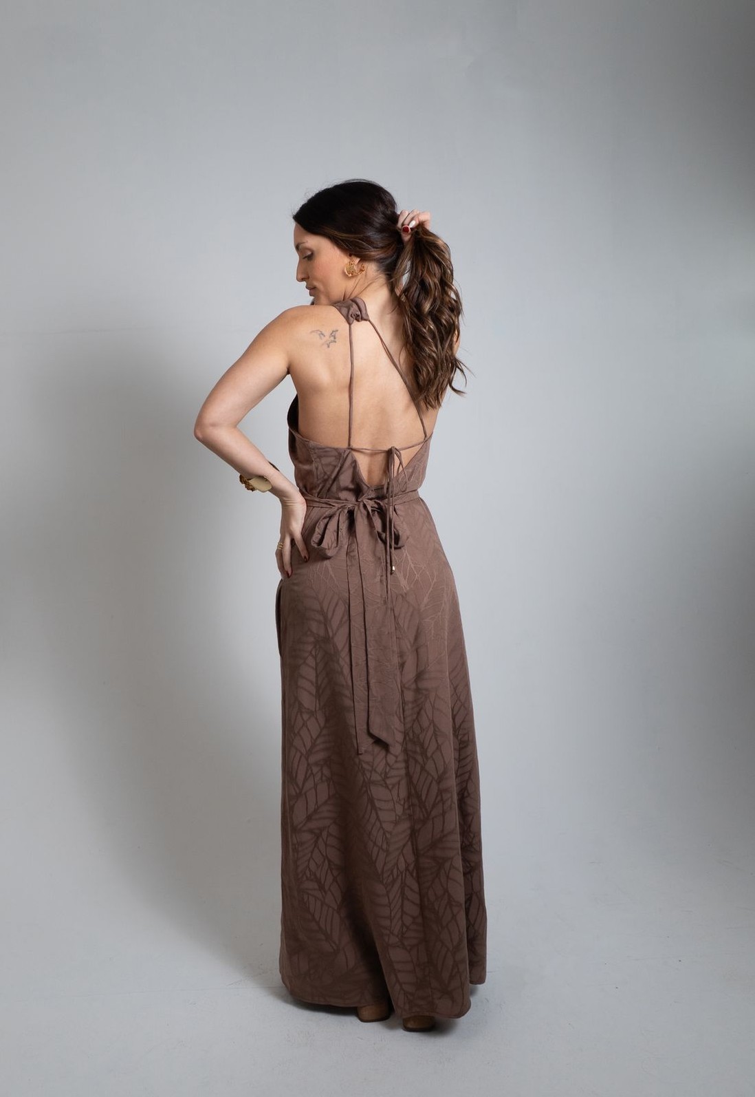 VESTIDO SOLTO UM OMBRO SO COM ALCA MIDI MARROM MORENA ROSA