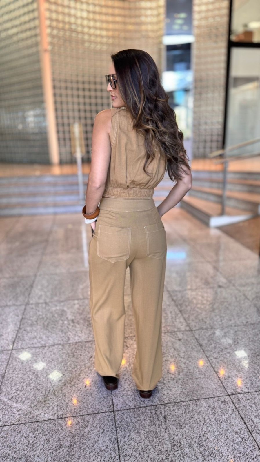 CALCA ALFAIATARIA COS ALTO DETALHE BARRA MORENA ROSA CALCA ALFAIATARIA COS ALTO DETALHE BARRA MORENA ROSA