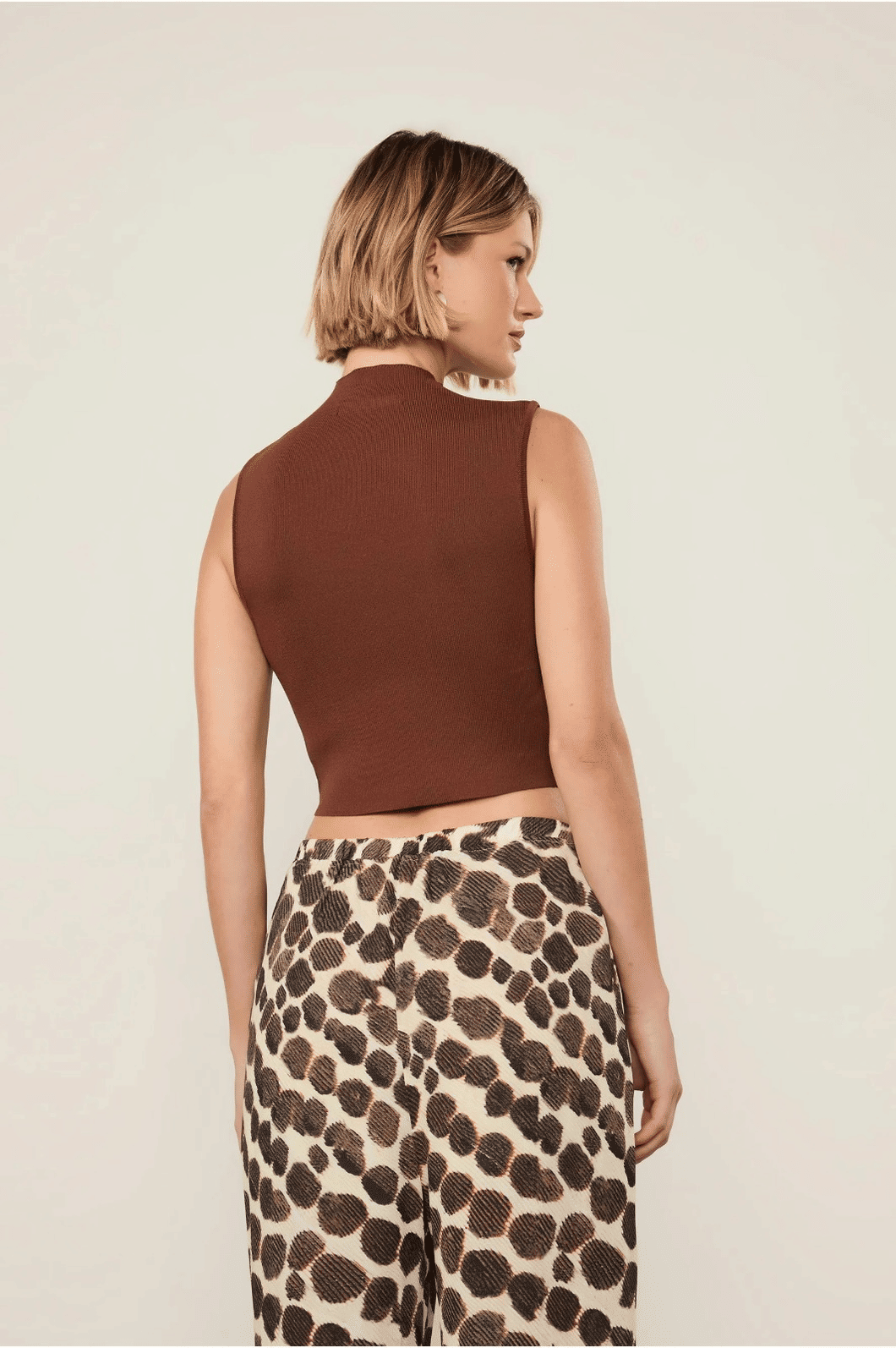 BLUSA CROPPED GOLA ALTA TRICOT COLOR - PP - MARROM