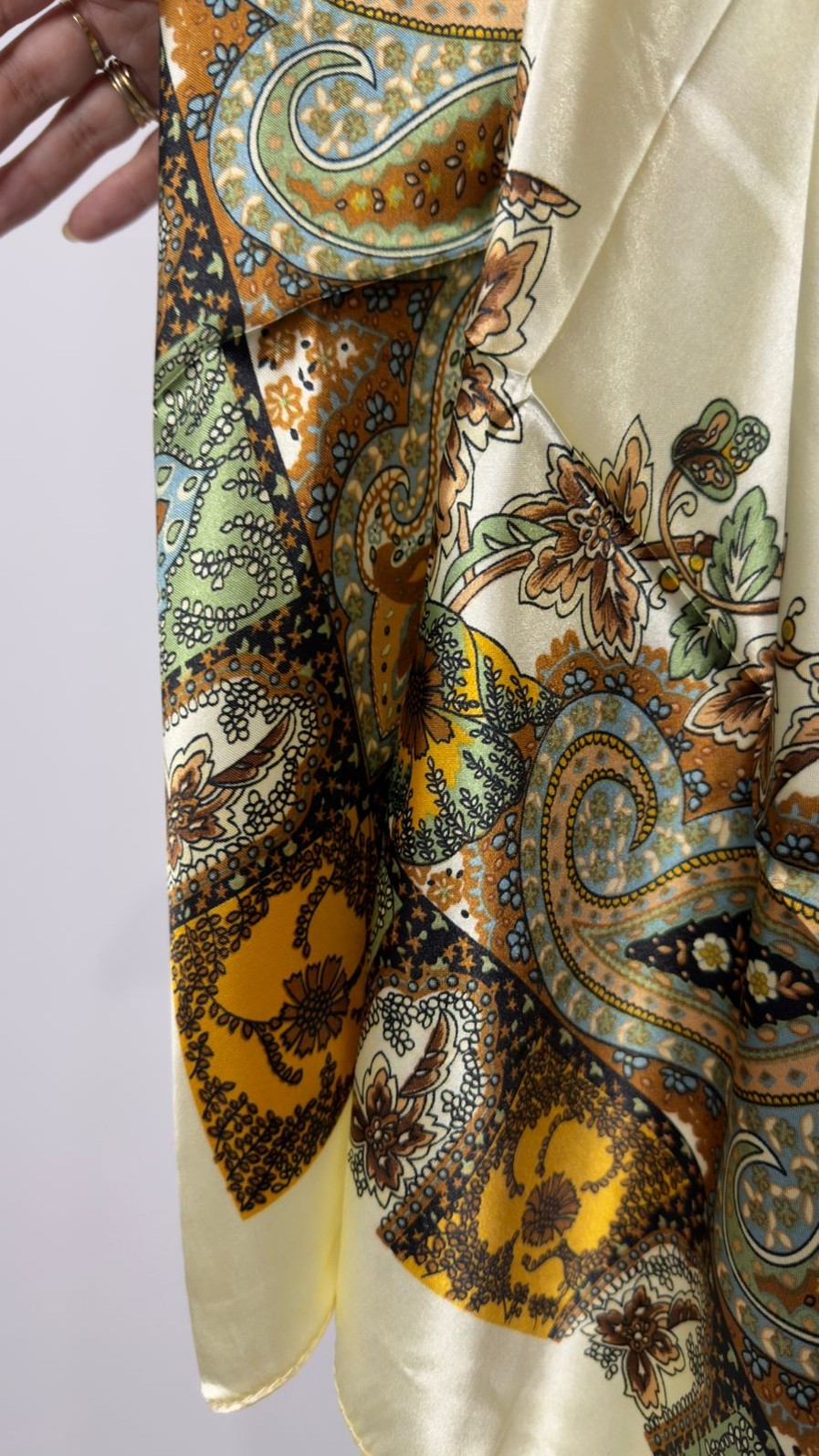 Lenço Feminino Estampado Acetinado Off