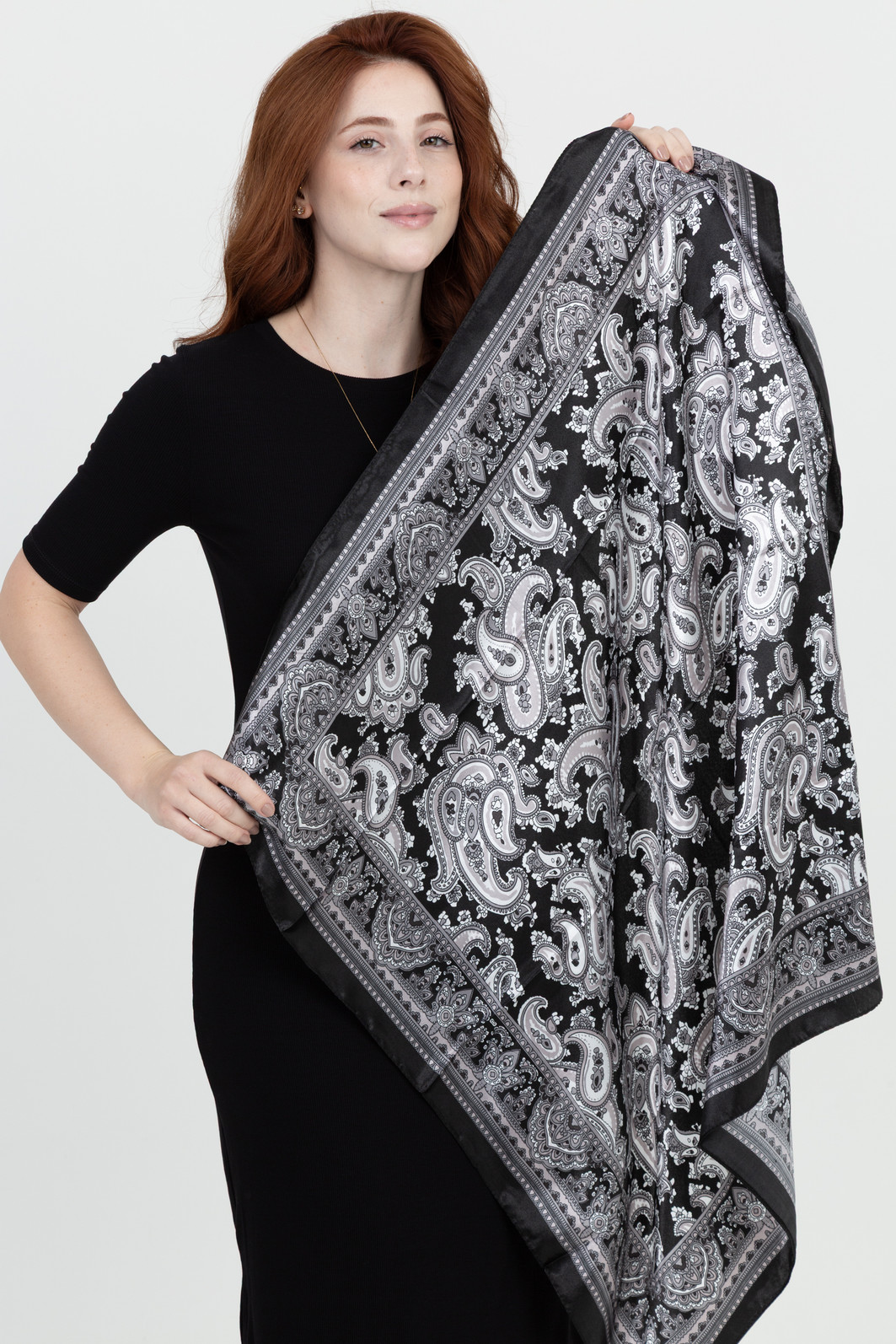 Lenço Feminino Estampado Acetinado Preto Lenço Feminino Estampado Acetinado Preto