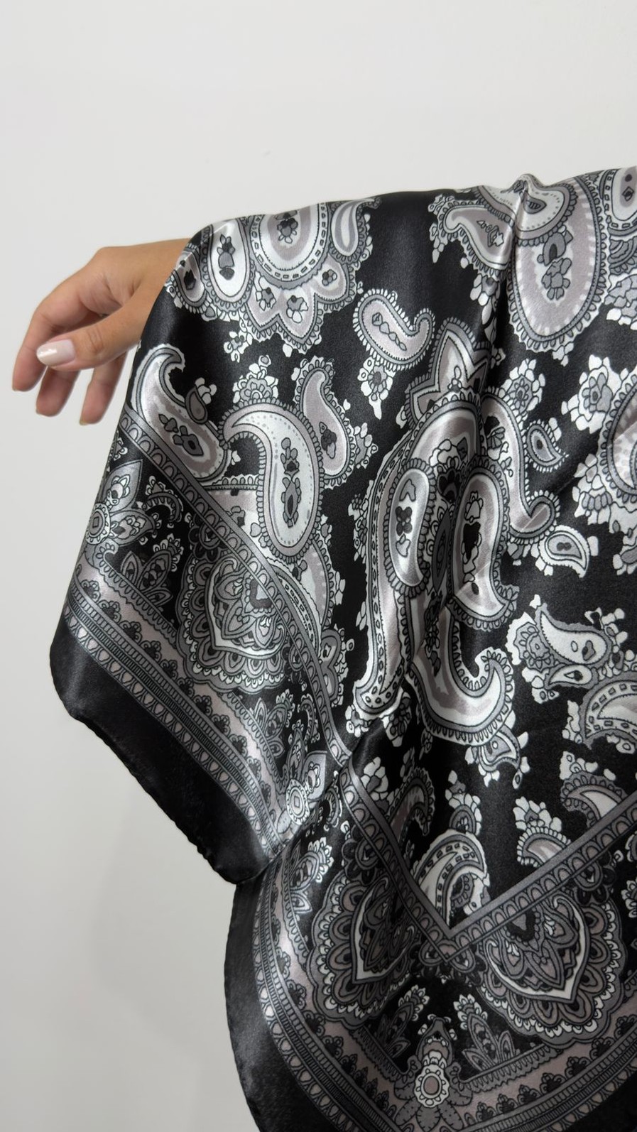 Lenço Feminino Estampado Acetinado Preto