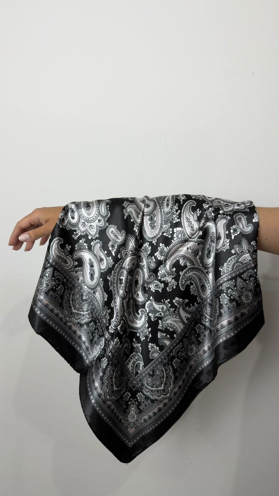 Lenço Feminino Estampado Acetinado Preto