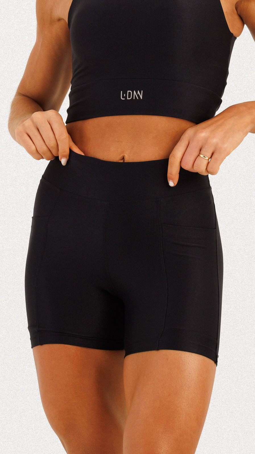 Shorts Canelado com Bolso Preto Shorts Canelado com Bolso Preto