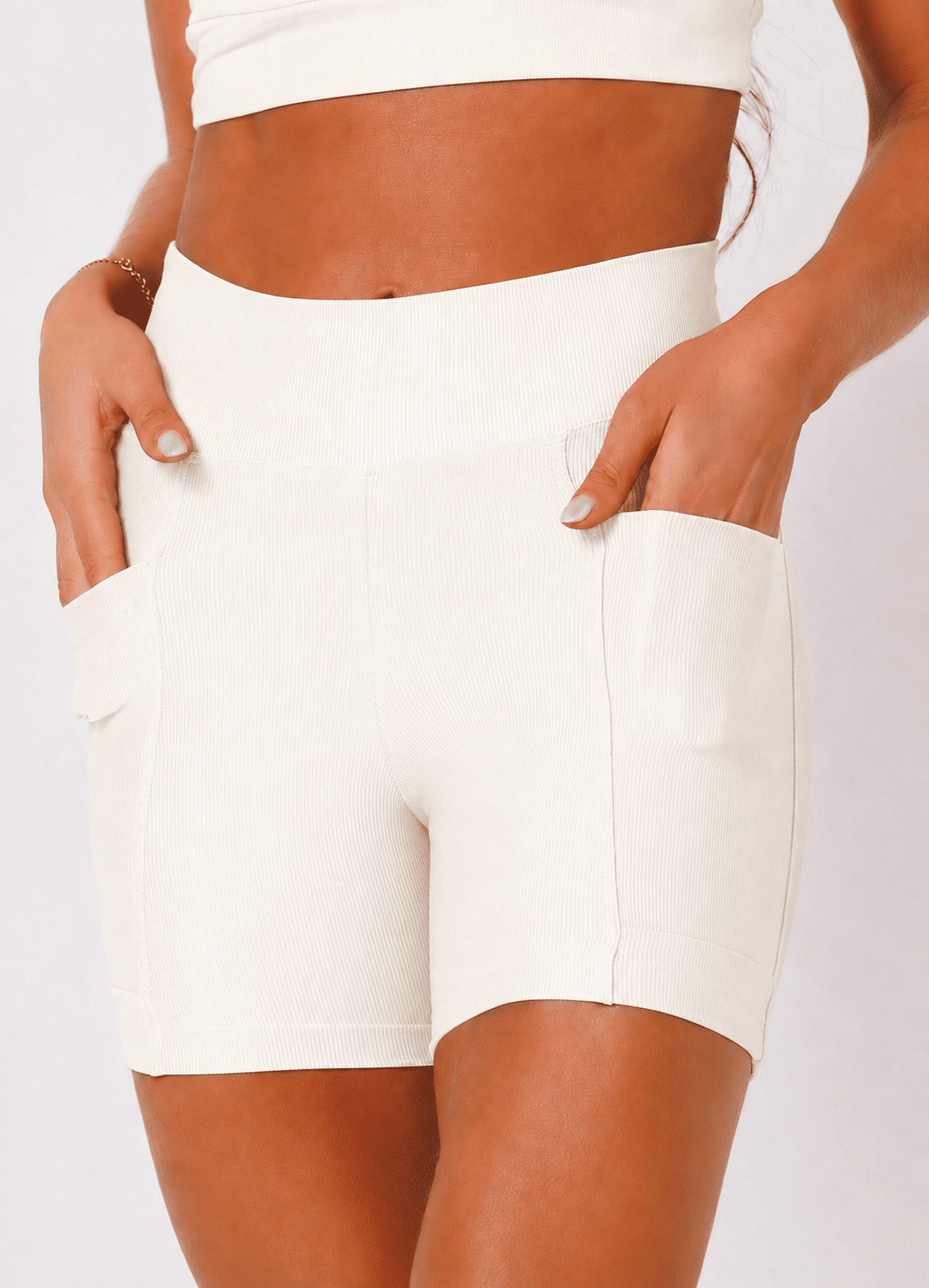 Shorts Canelado com Bolso Alice Off White Shorts Canelado com Bolso Alice Off White