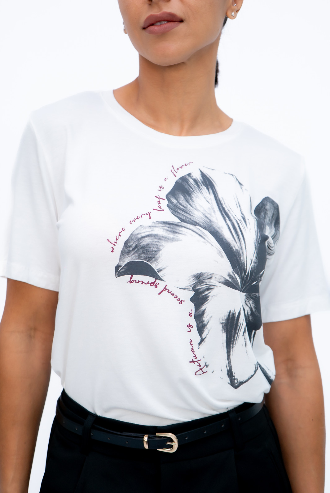 Tshirt com Flor Frontal Branca Bana Bana Tshirt com Flor Frontal Branca Bana Bana