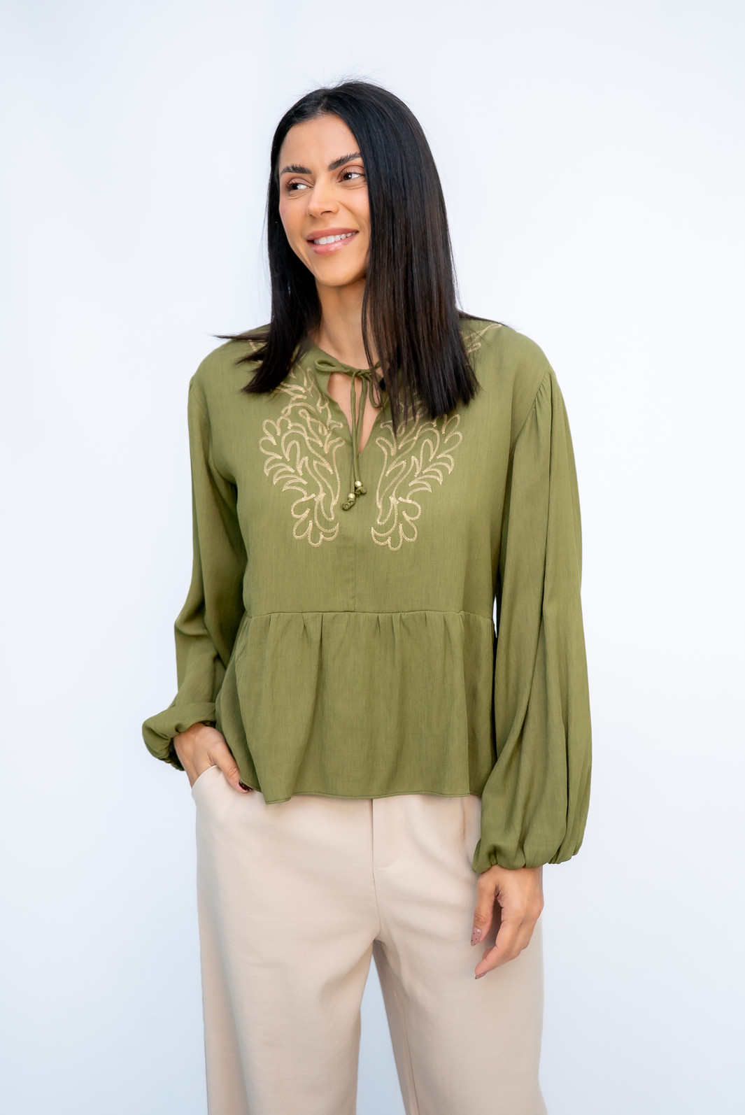 Bata Verde com Bordado Bege Ramo Selvagem