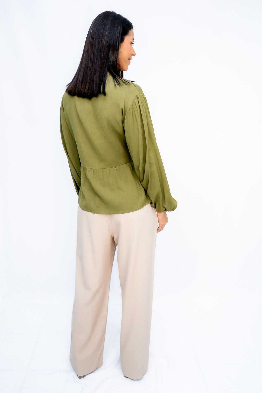 Bata Verde com Bordado Bege Ramo Selvagem