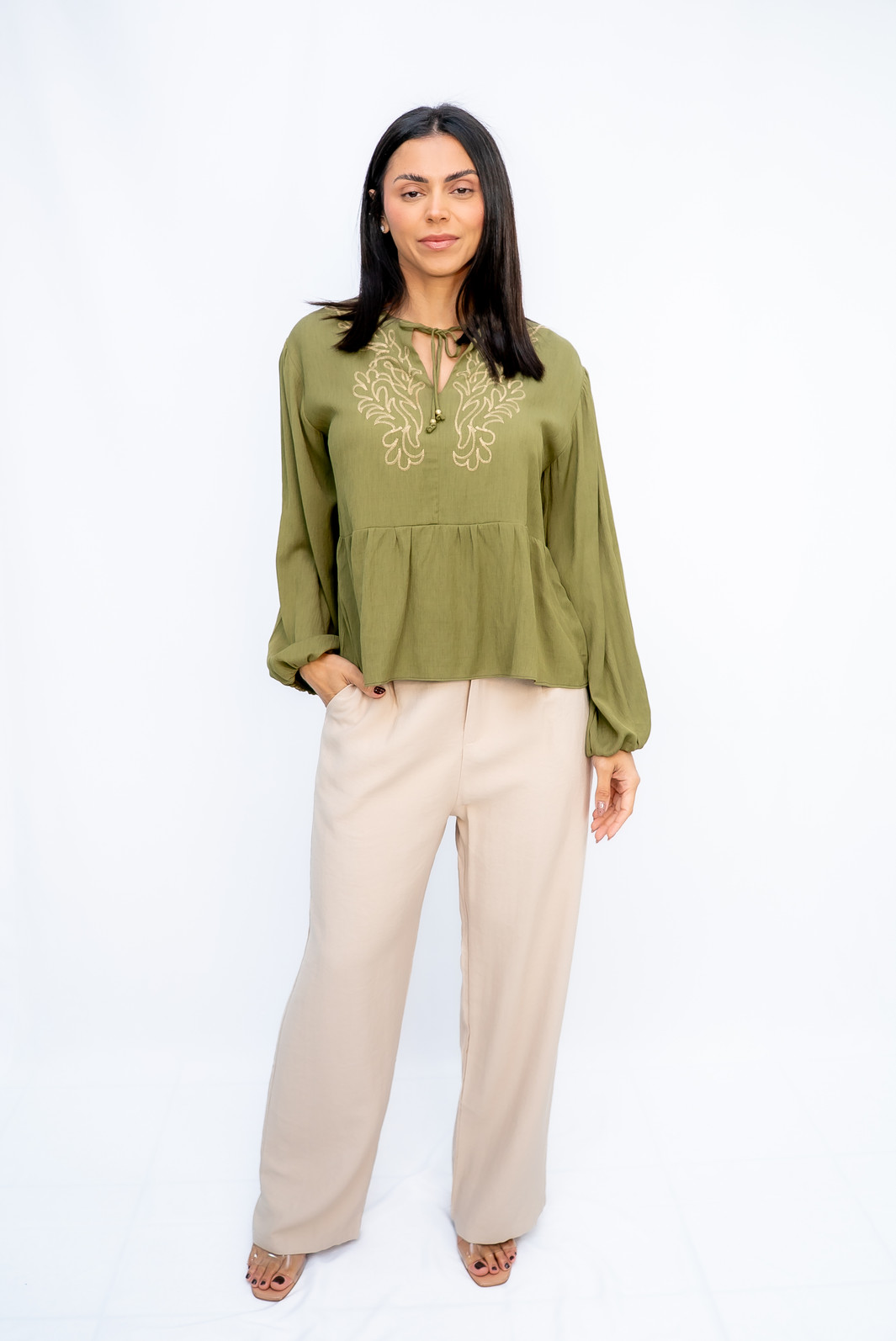 Bata Verde com Bordado Bege Ramo Selvagem