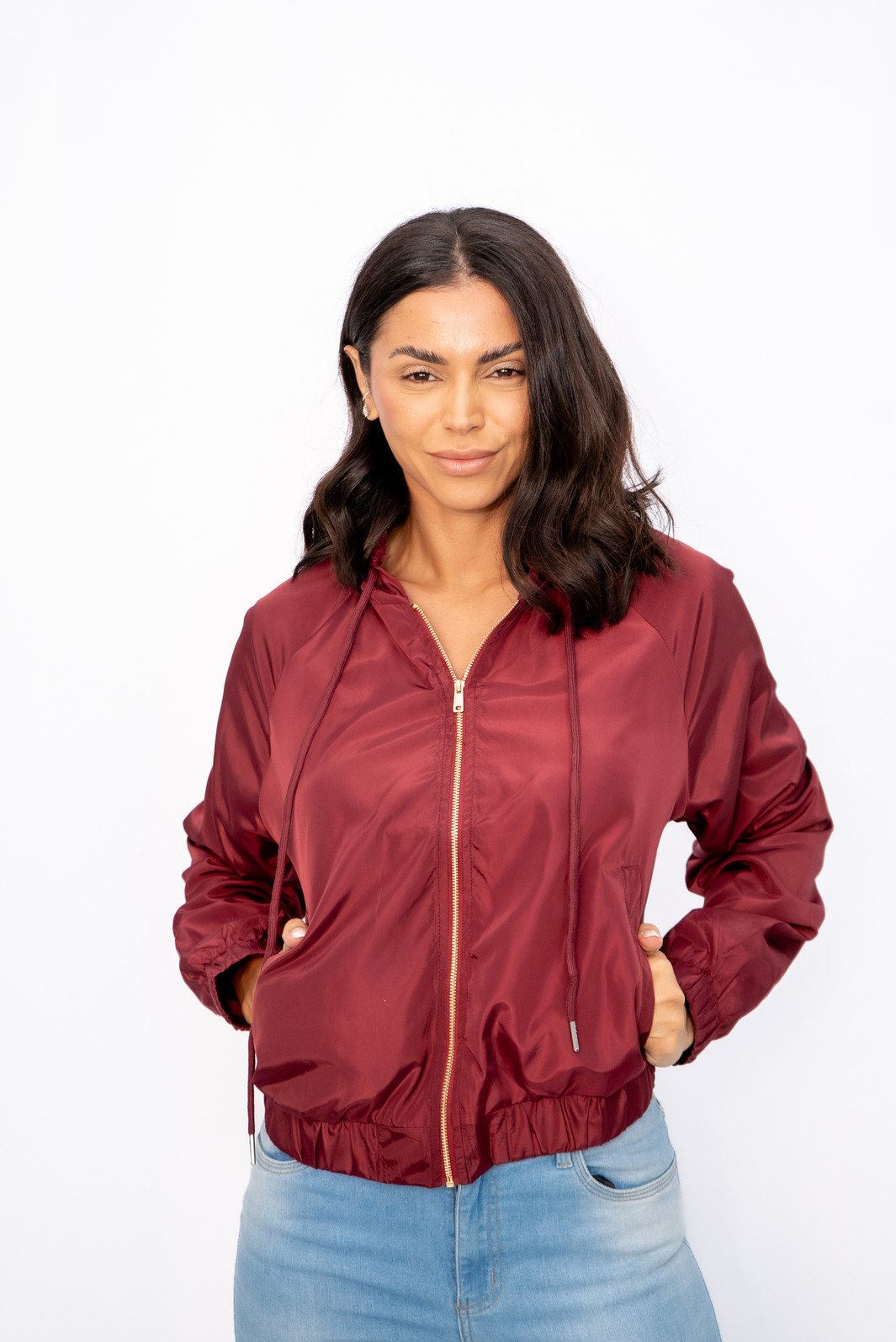 Jaqueta Corta Vento Capuz Lisa Marsala