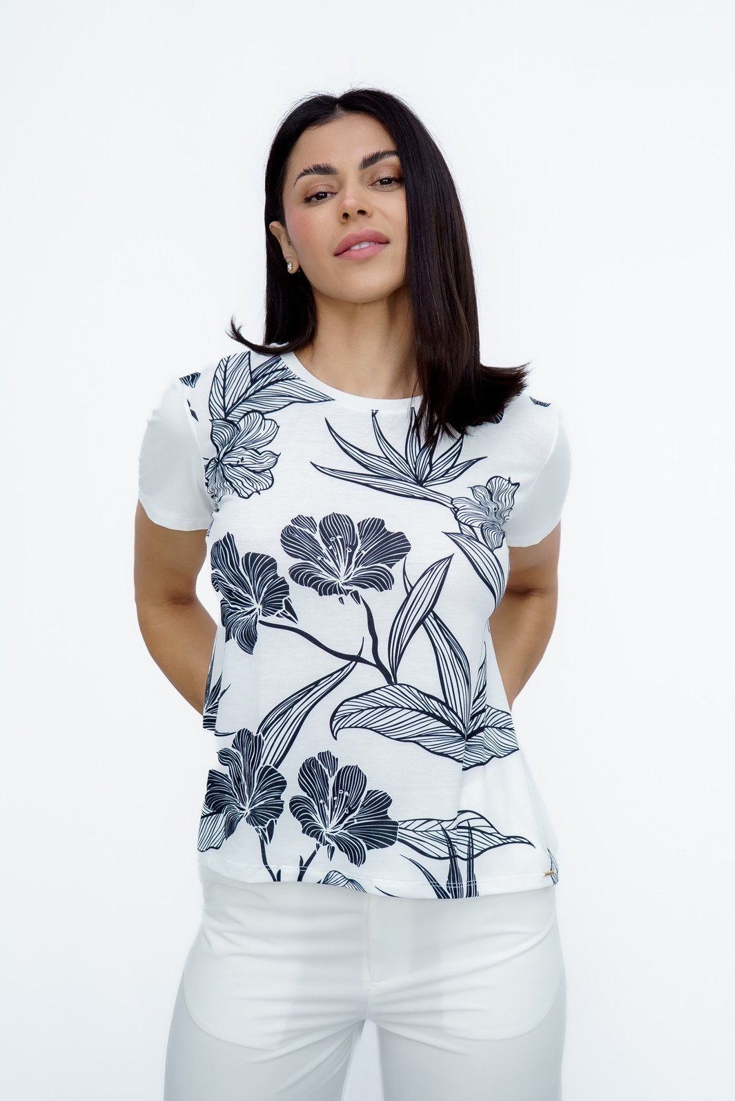 Tshirt Estampa Flores Pretas fundo Branca Bana Bana