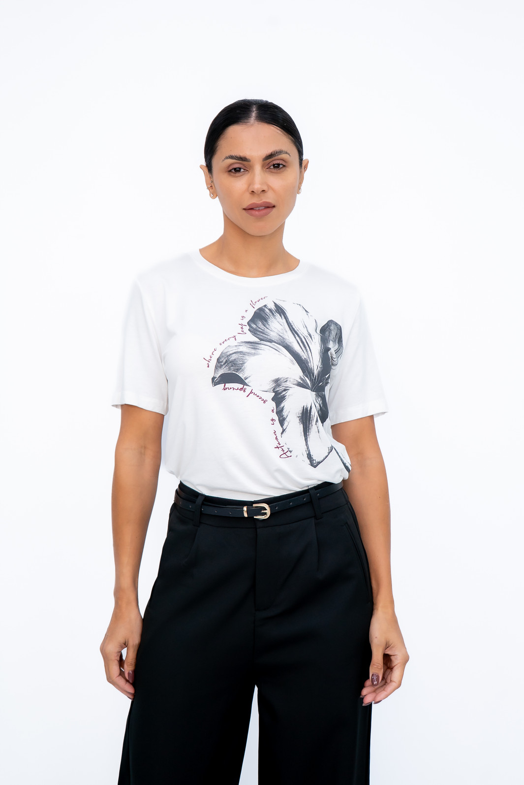 Tshirt com Flor Frontal Branca Bana Bana Tshirt com Flor Frontal Branca Bana Bana