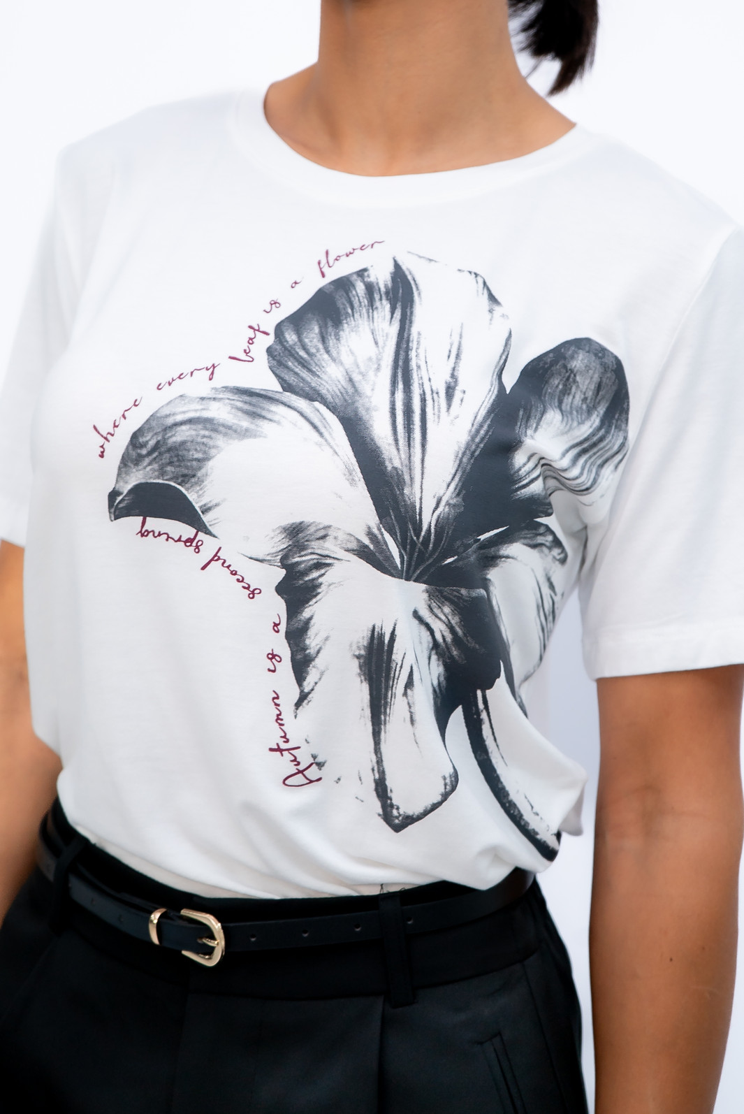 Tshirt com Flor Frontal Branca Bana Bana Tshirt com Flor Frontal Branca Bana Bana
