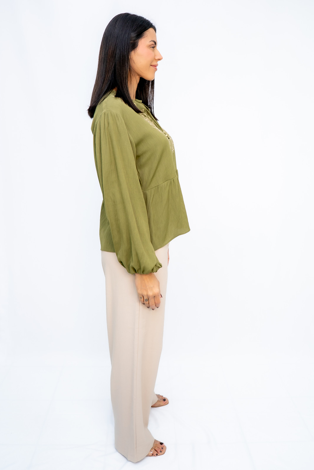 Bata Verde com Bordado Bege Ramo Selvagem