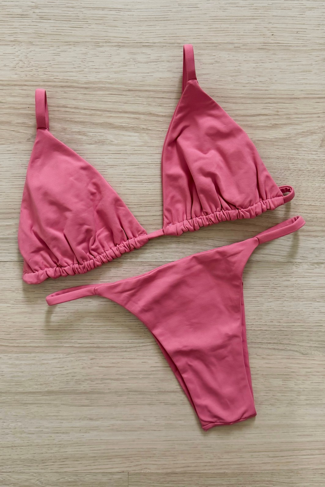 CONJUNTO: TOP LOLA E CALCINHA CARLY CHICLETE CONJUNTO: TOP LOLA E CALCINHA CARLY CHICLETE