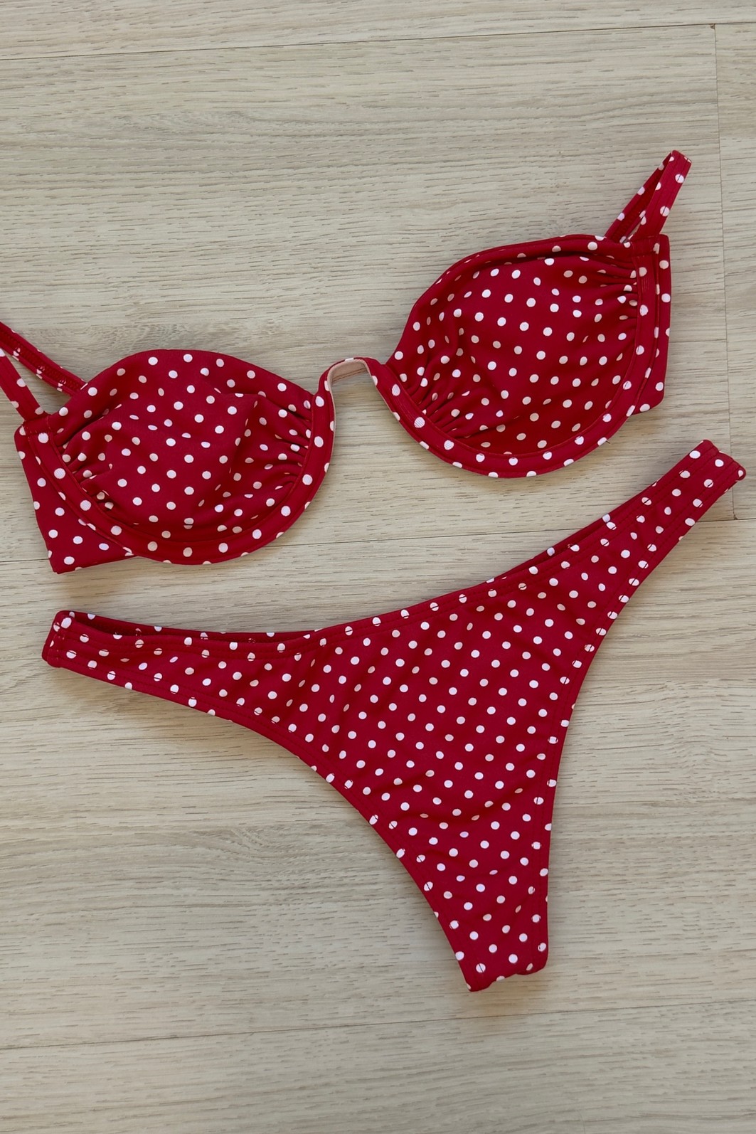 CONJUNTO: TOP WAVE E CALCINHA DUDA POÁ CHERRY CONJUNTO: TOP WAVE E CALCINHA DUDA POÁ CHERRY