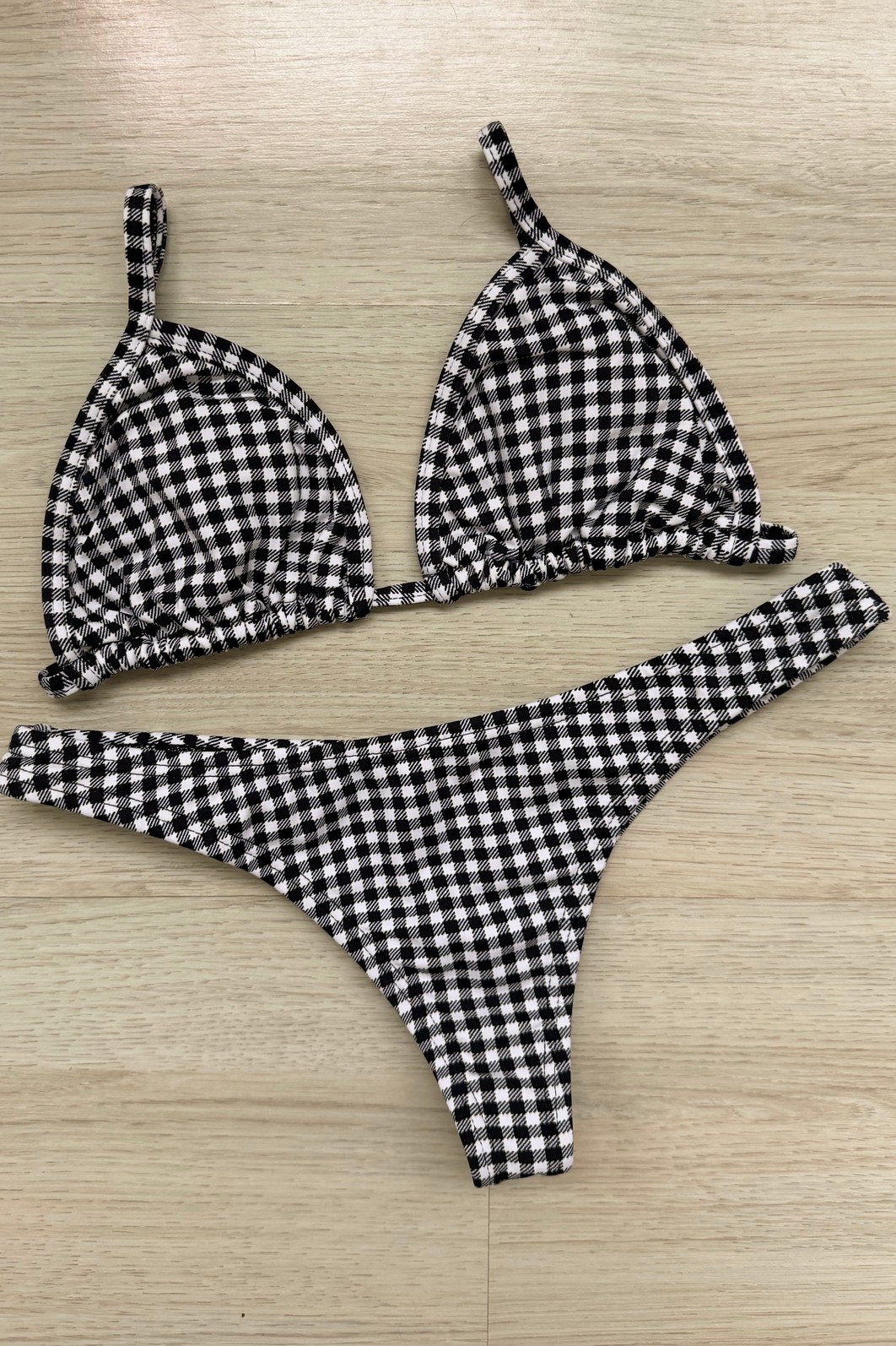 CONJUNTO: TOP SIMPLE E CALCINHA DUDA XADREZ PRETO CONJUNTO: TOP SIMPLE E CALCINHA DUDA XADREZ PRETO