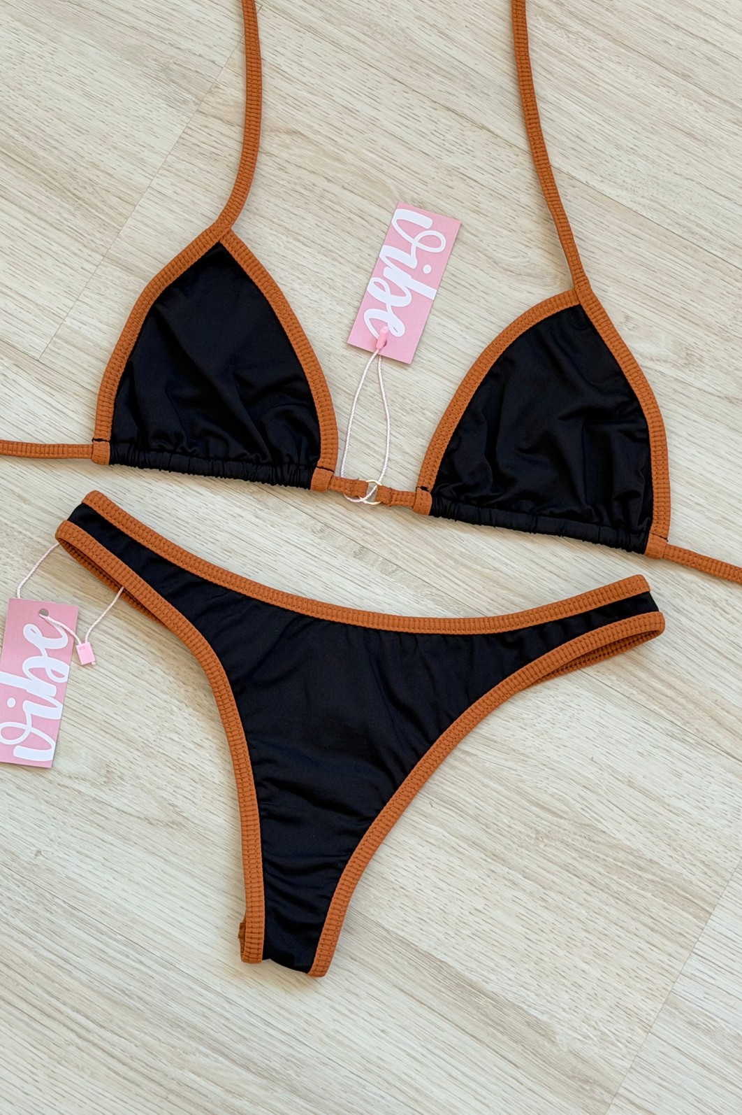 CONJUNTO: TOP SIMPLE E CALCINHA DUDA BLACK+TERRA CONJUNTO: TOP SIMPLE E CALCINHA DUDA BLACK+TERRA