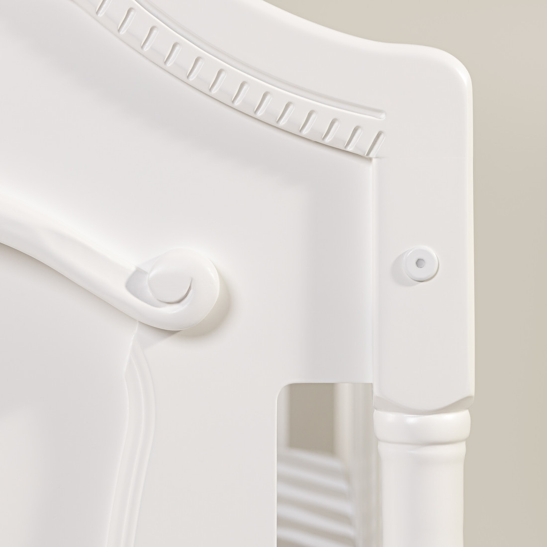 Kit Lilie Berço 2 em 1 e Cômoda 8 Gavetas em Madeira Maciça Branco Fosco Kit Lilie Berço 2 em 1 e Cômoda 8 Gavetas em Madeira Maciça Branco Fosco
