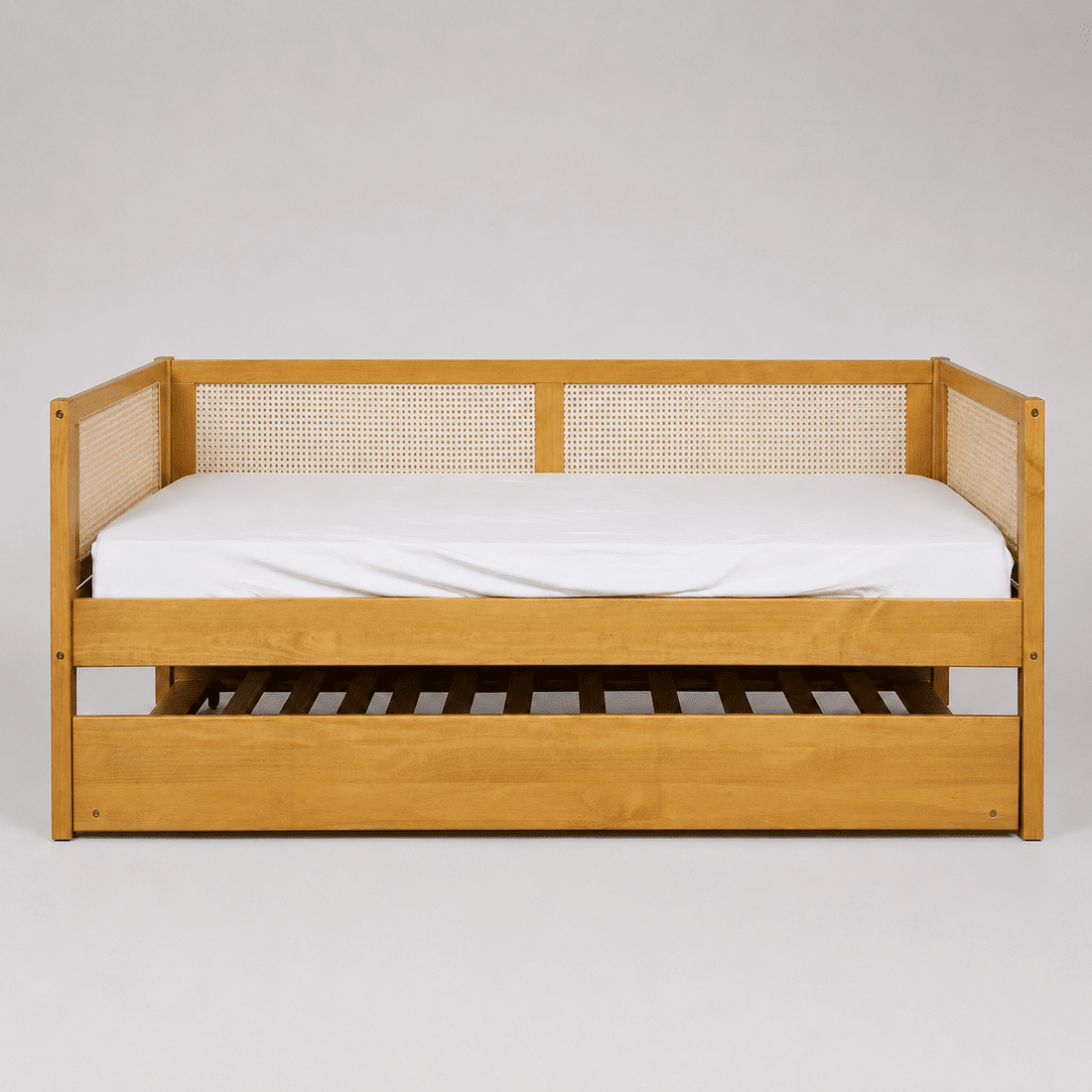 Cama de Solteiro com Cama Auxiliar em Madeira Maciça Pinus Mel Com Rattan Natural Cama de Solteiro com Cama Auxiliar em Madeira Maciça Pinus Mel Com Rattan Natural