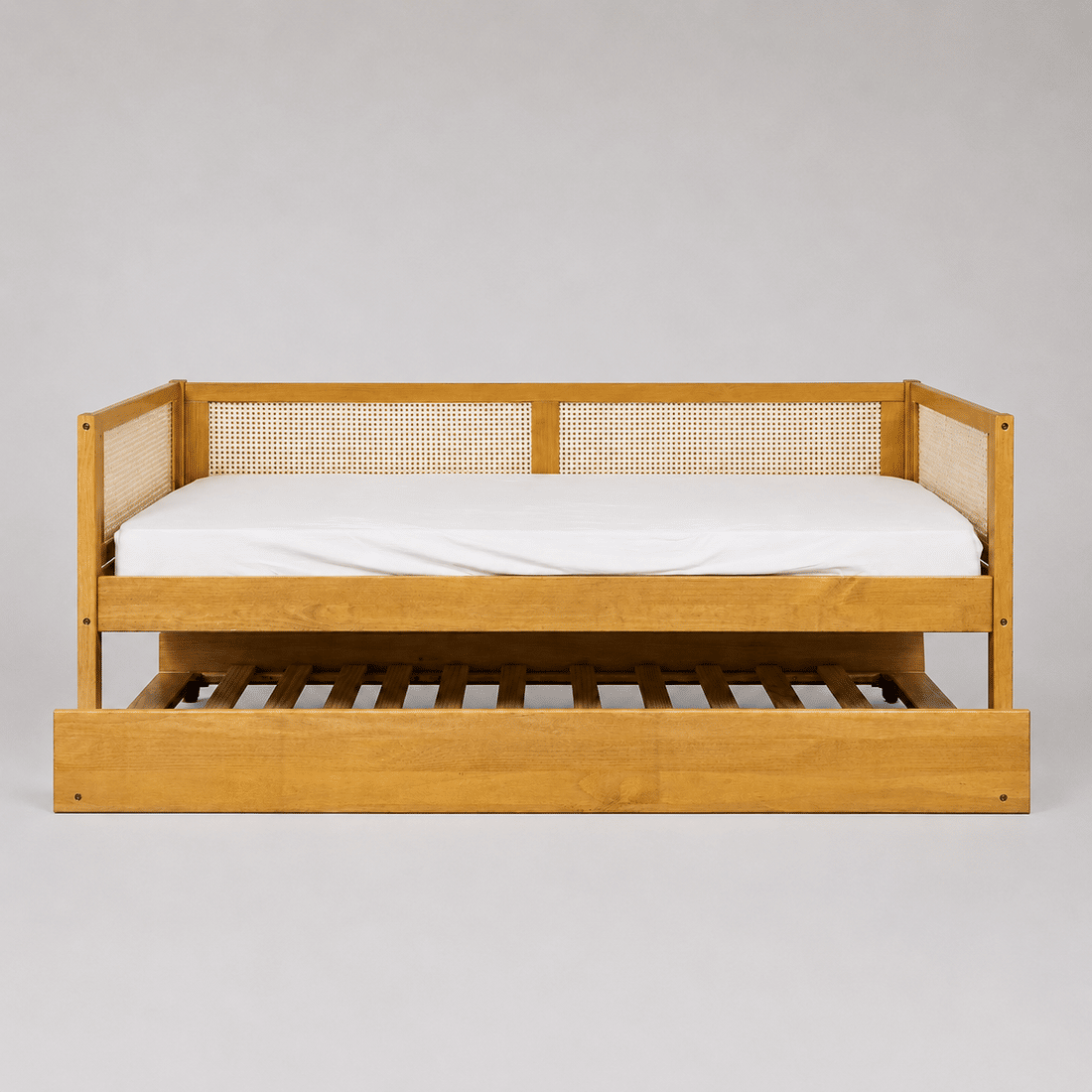 Cama de Solteiro com Cama Auxiliar em Madeira Maciça Pinus Mel Com Rattan Natural Cama de Solteiro com Cama Auxiliar em Madeira Maciça Pinus Mel Com Rattan Natural