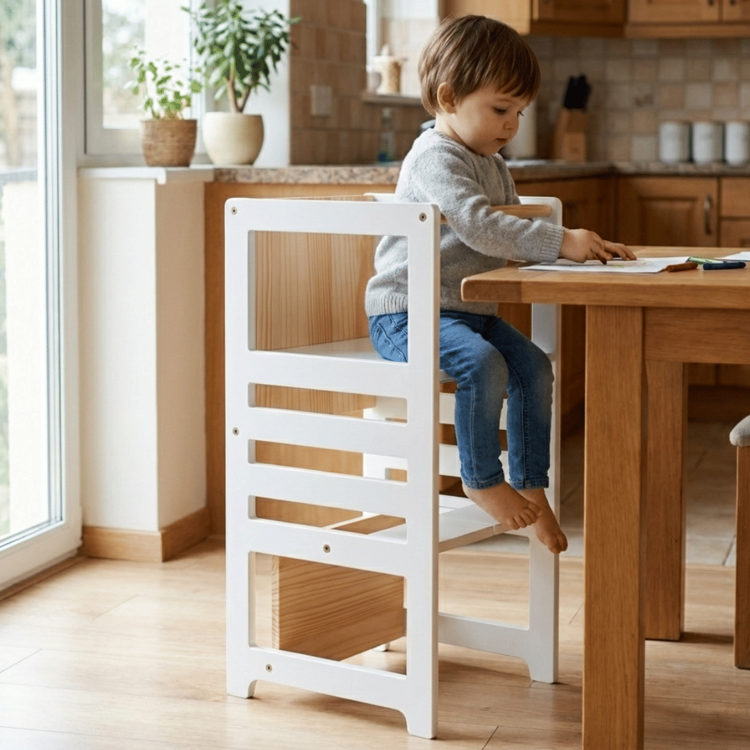 Torre de Aprendizagem Montessori 4 em 1 Branca Cadeirão Ajustável, Mesinha de Atividades, Quadro de Desenhos