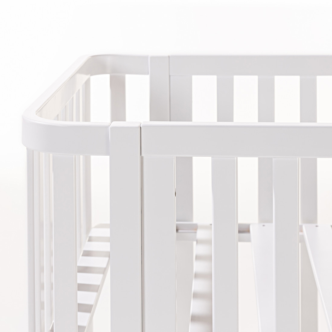 Kit Berço 3 em 1 + Cômoda 4 gavetas e 1 Porta com Rattan Branco | Linha Feliz + 1,2,3