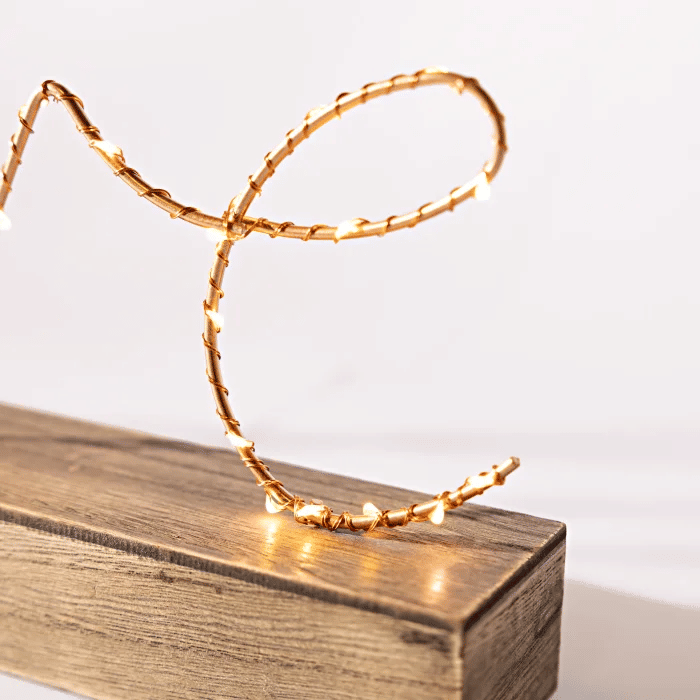 Luminária Decorativa de Mesa para Quarto e Sala Led LOVE Dourado a Pilha Luminária Decorativa de Mesa para Quarto e Sala Led LOVE Dourado a Pilha