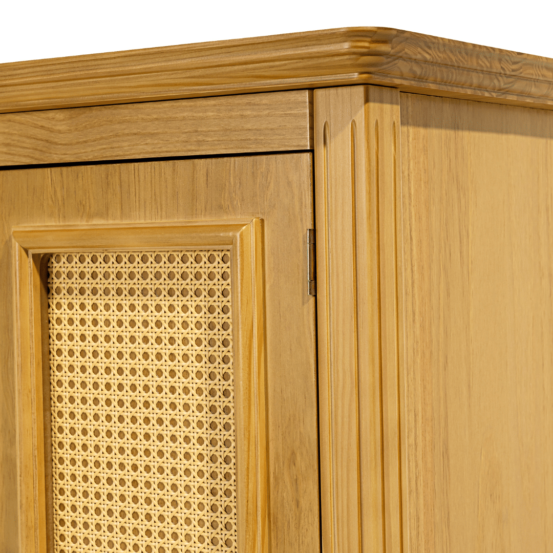 Cômoda Feliz 4 Gavetas Porta de Tela Trançada em Madeira Maciça Cor Mel