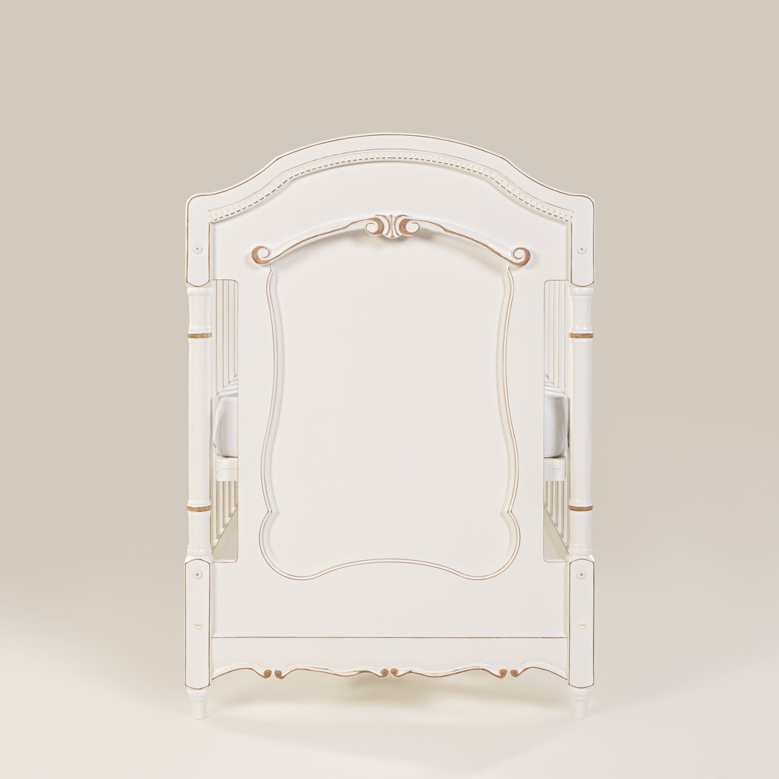 Kit Lilie Berço 2 em 1 e Cômoda 8 Gavetas em Madeira Maciça Branco com Detalhes Provençal Kit Lilie Berço 2 em 1 e Cômoda 8 Gavetas em Madeira Maciça Branco com Detalhes Provençal
