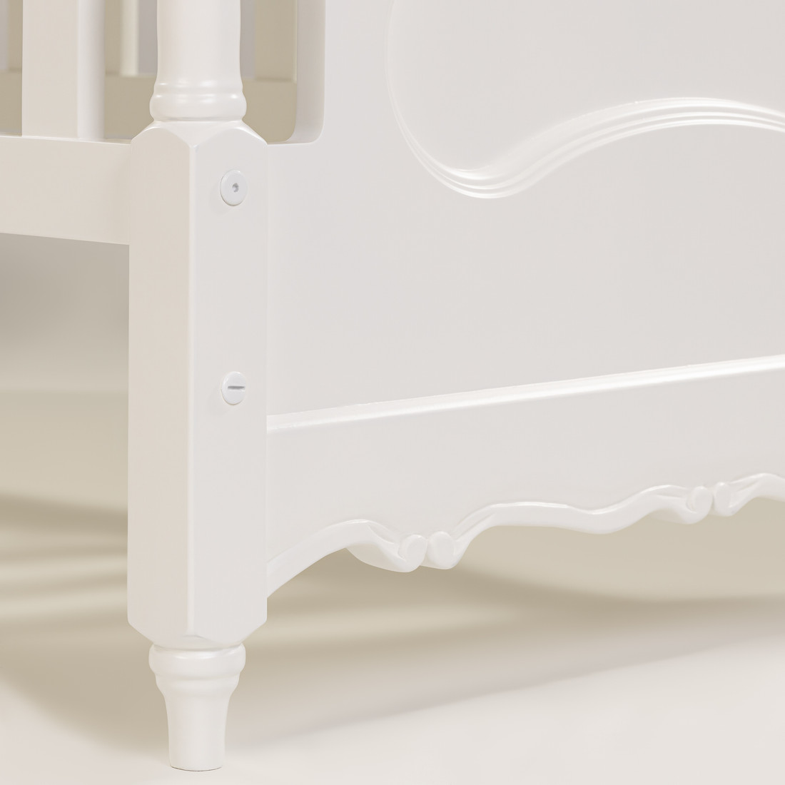 Kit Lilie Berço 2 em 1 e Cômoda 8 Gavetas em Madeira Maciça Branco Fosco Kit Lilie Berço 2 em 1 e Cômoda 8 Gavetas em Madeira Maciça Branco Fosco