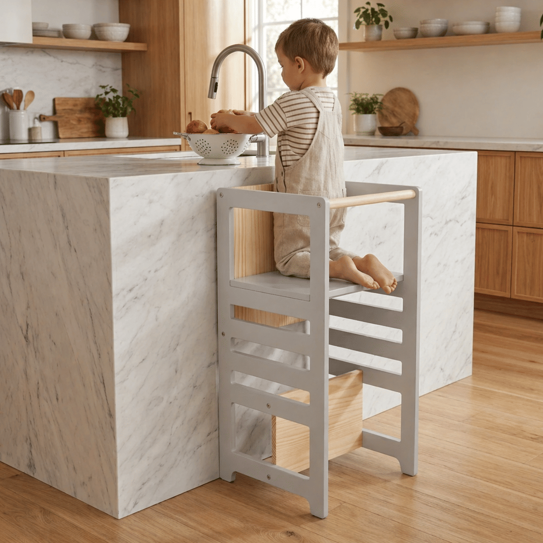 Torre de Aprendizagem Montessori 4 em 1 Cinza Cadeirão Ajustável, Mesinha de Atividades, Quadro de Desenhos Torre de Aprendizagem Montessori 4 em 1 Cinza Cadeirão Ajustável, Mesinha de Atividades, Quadro de Desenhos