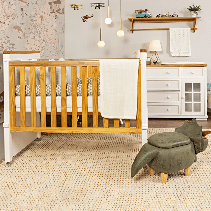 Kit Encanto Berço 2 em 1 e Cômoda 4 Gavetas e 1 Porta com Vidro em Madeira Maciça Branco + Mel Kit Encanto Berço 2 em 1 e Cômoda 4 Gavetas e 1 Porta com Vidro em Madeira Maciça Branco + Mel